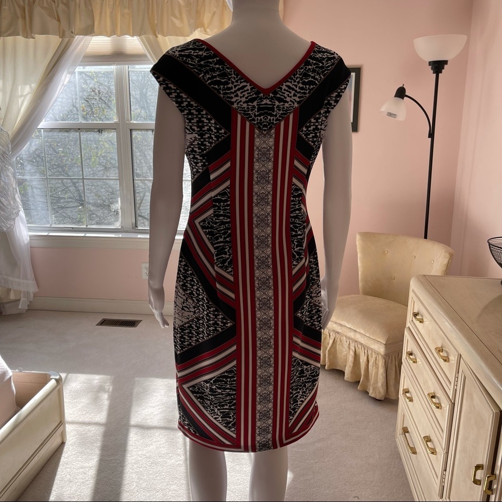 Maggy L Women’s Sleeveless V-neck Geometric Sheath  Midi Dress size 8 - Picture 9 of 14